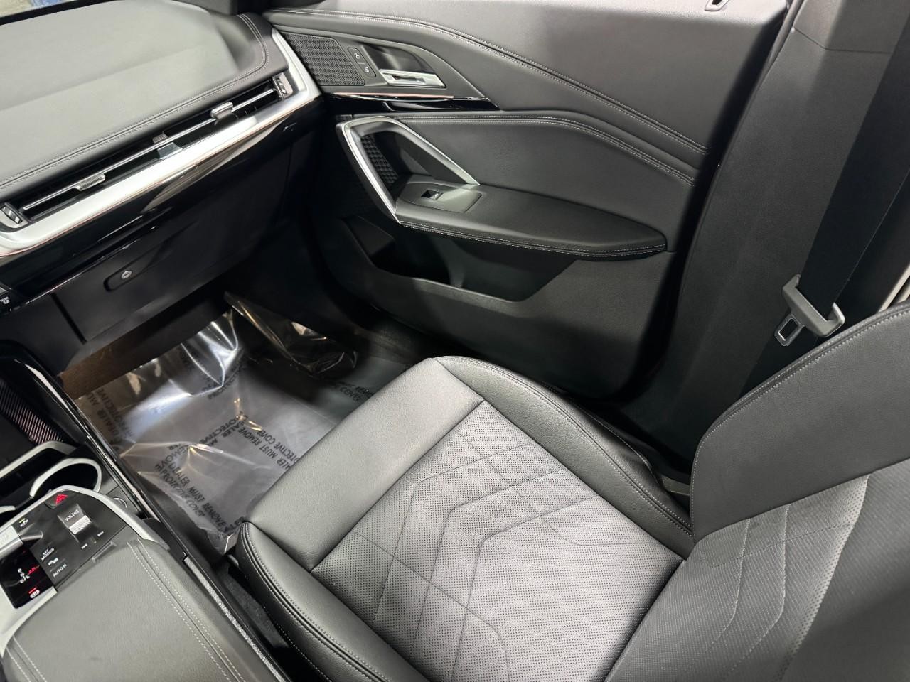 BMW X1 Vehicle Full-screen Gallery Image 16