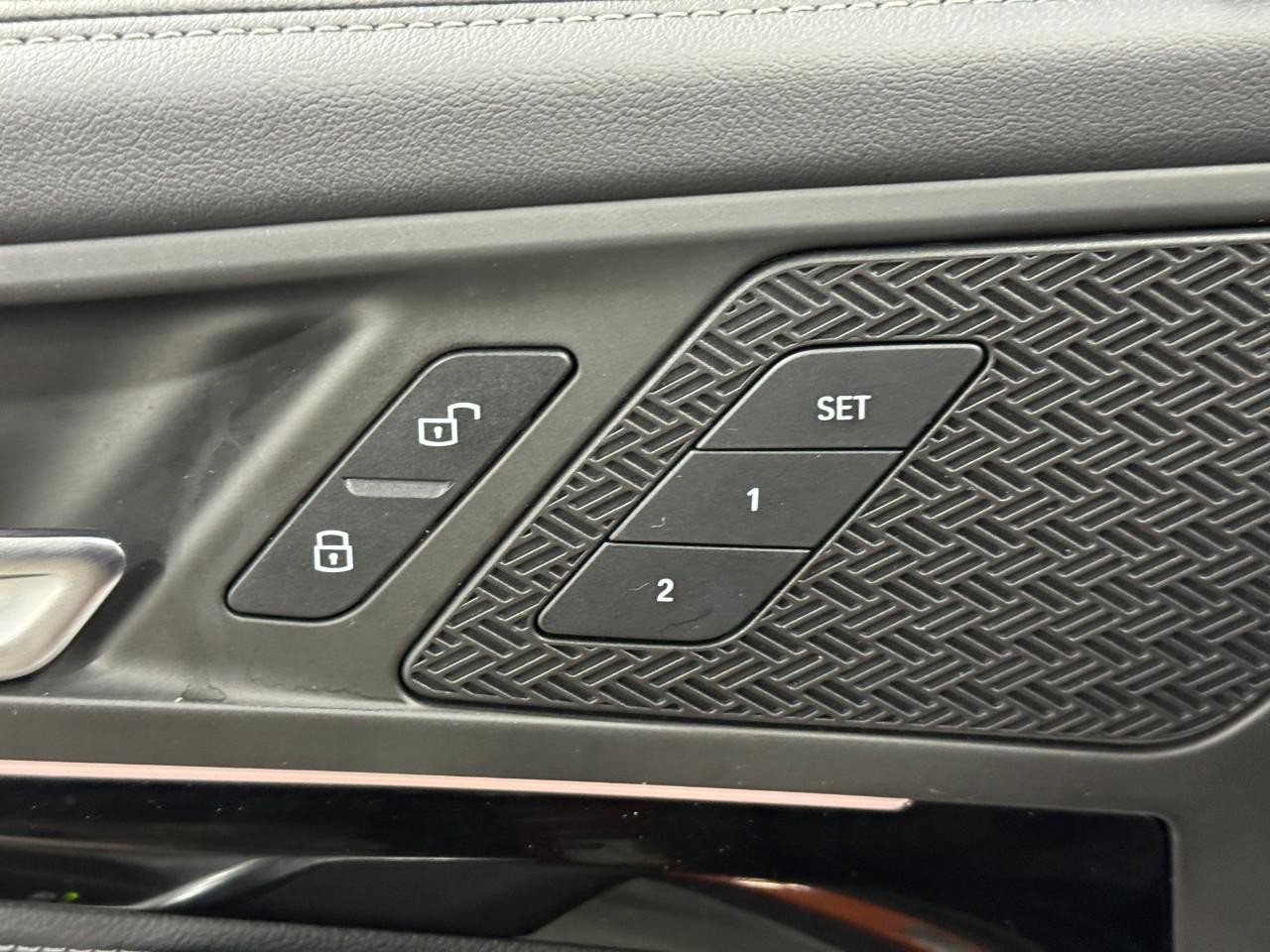 BMW X1 Vehicle Full-screen Gallery Image 22