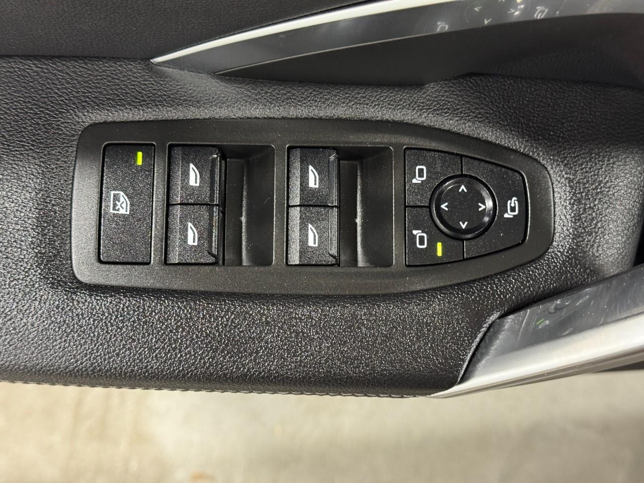 BMW X1 Vehicle Full-screen Gallery Image 23