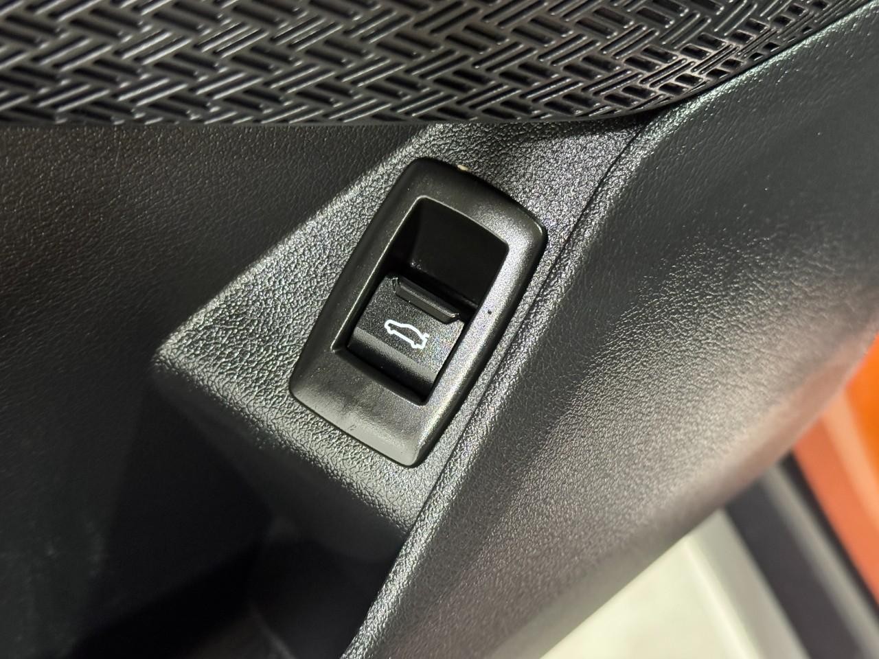 BMW X1 Vehicle Full-screen Gallery Image 24