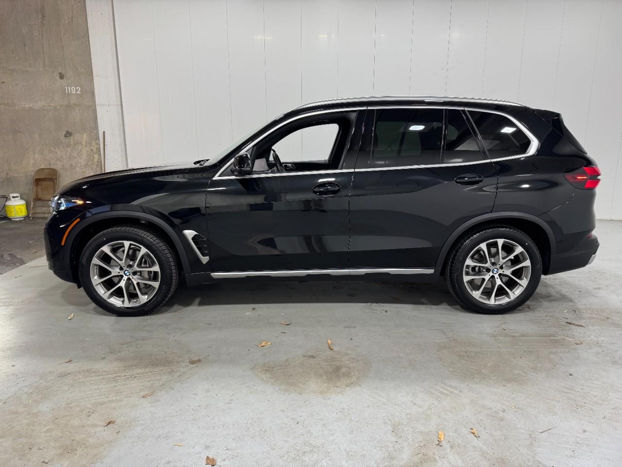 BMW X5 Vehicle Full-screen Gallery Image 2