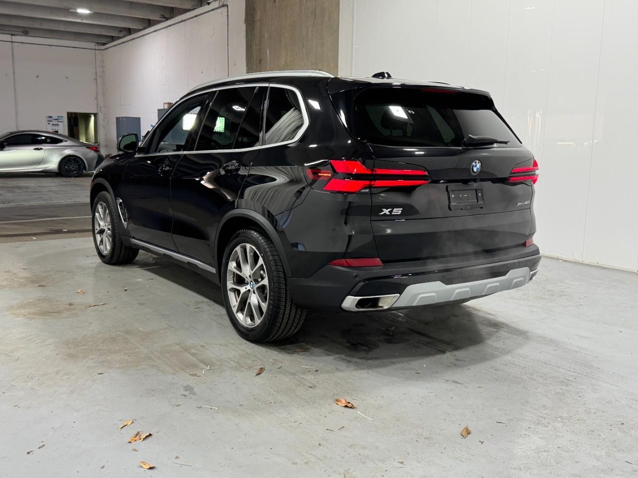 BMW X5 Vehicle Full-screen Gallery Image 3