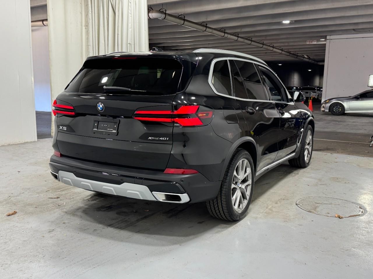 BMW X5 Vehicle Full-screen Gallery Image 4