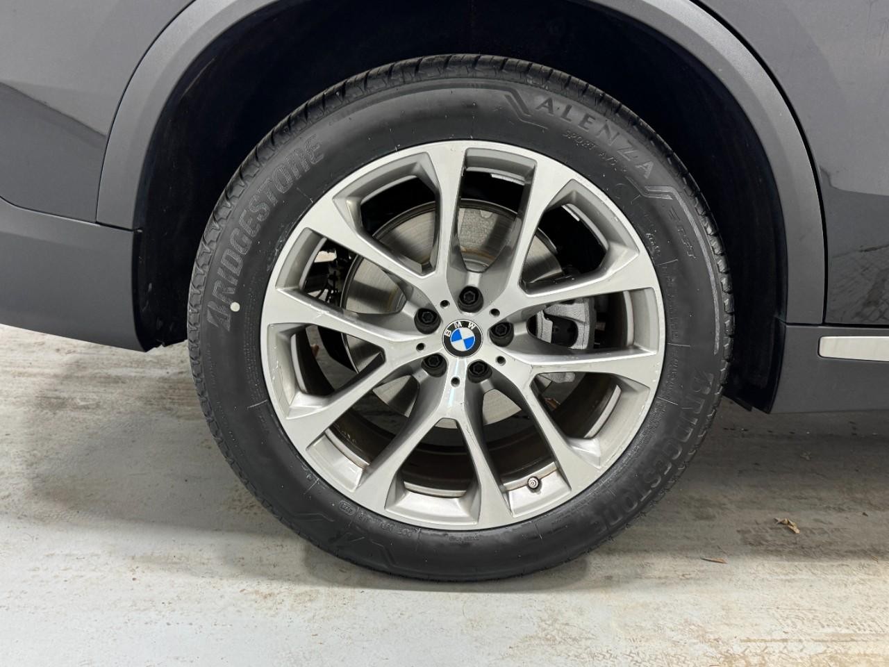 BMW X5 Vehicle Full-screen Gallery Image 5