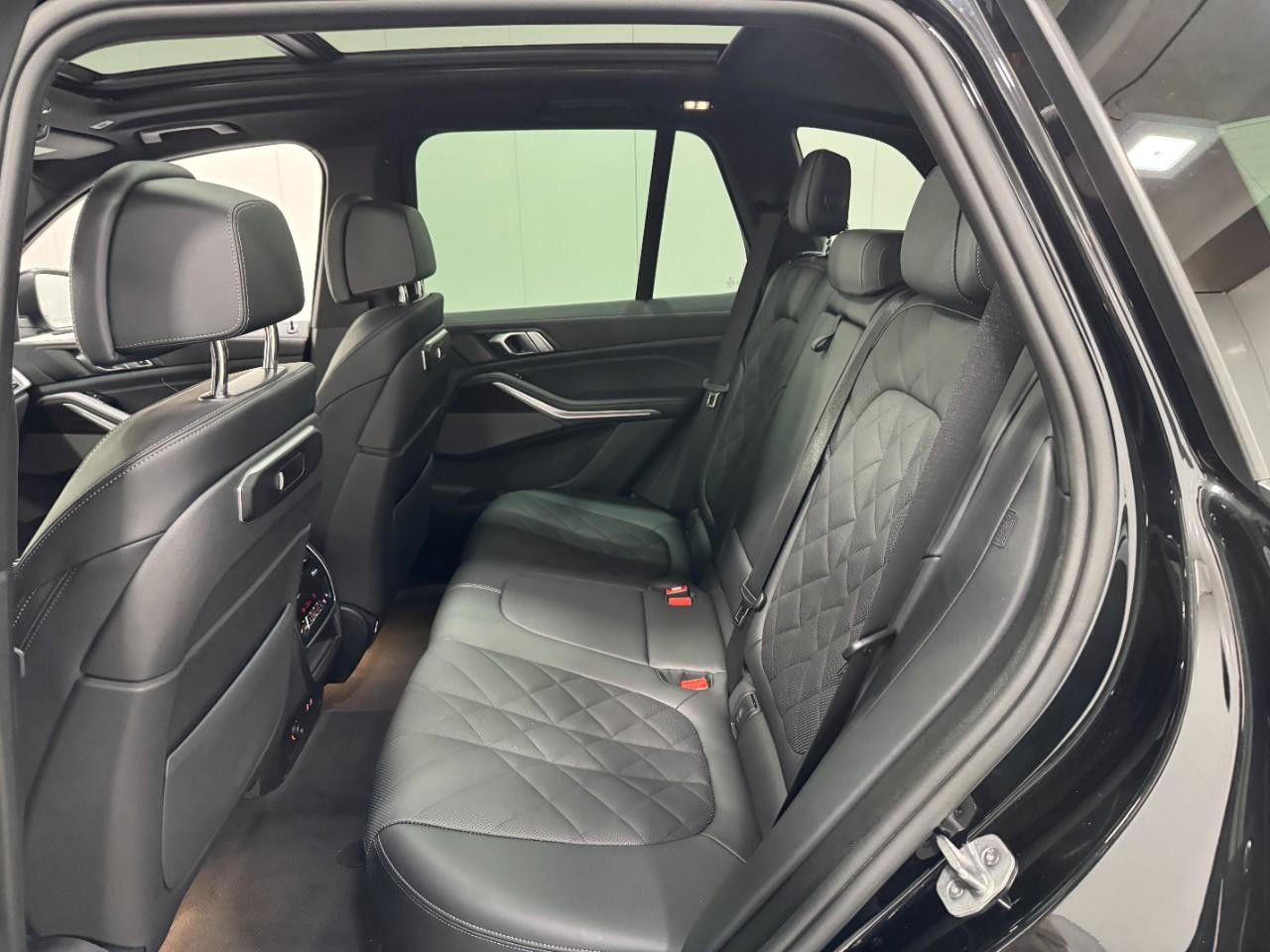 BMW X5 Vehicle Full-screen Gallery Image 8