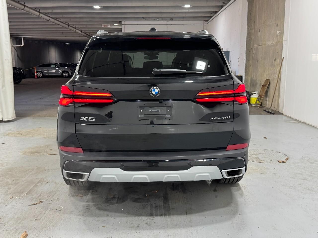 BMW X5 Vehicle Full-screen Gallery Image 9