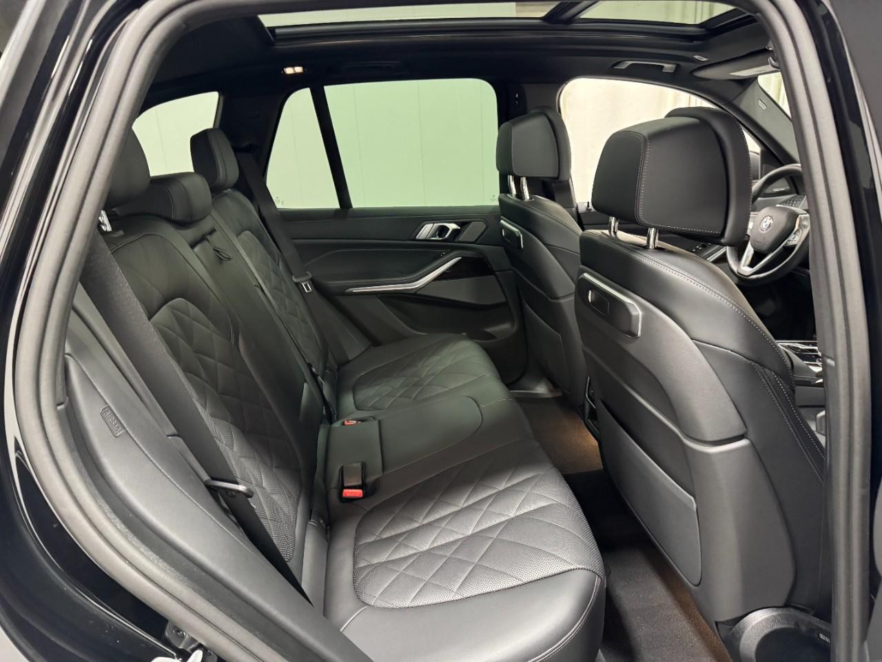 BMW X5 Vehicle Full-screen Gallery Image 10