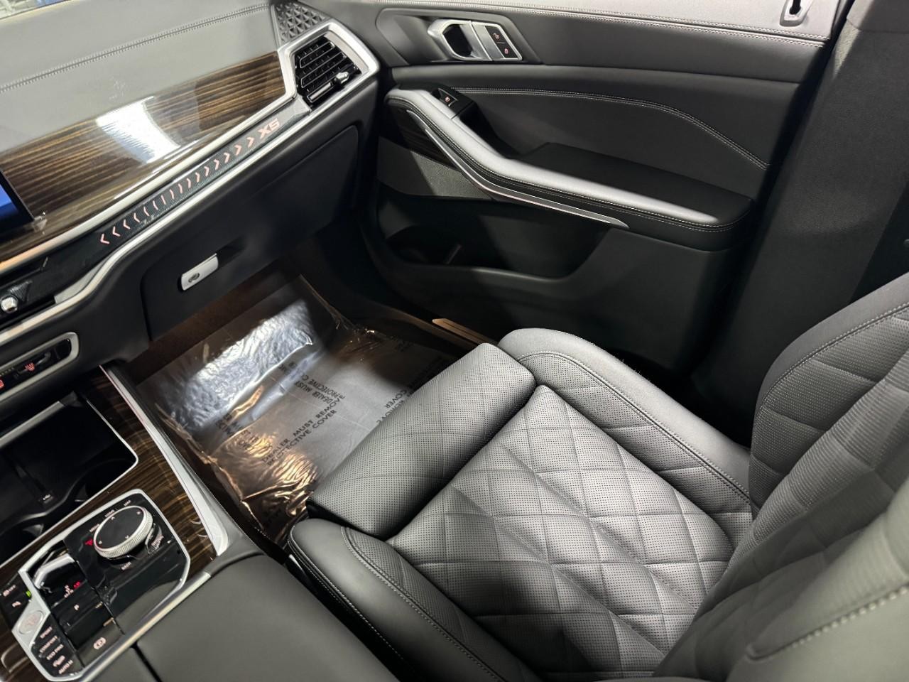 BMW X5 Vehicle Full-screen Gallery Image 17