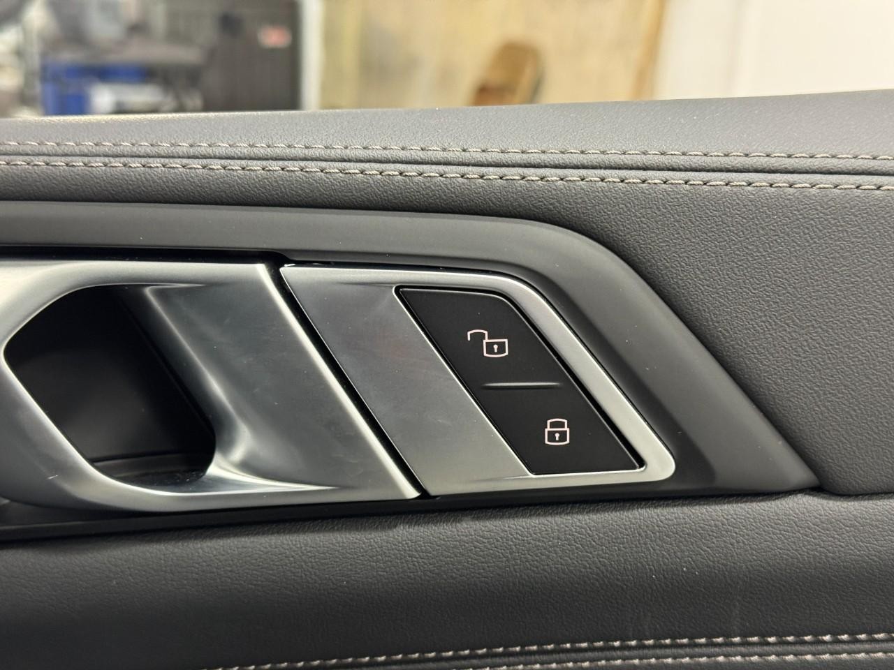 BMW X5 Vehicle Full-screen Gallery Image 21