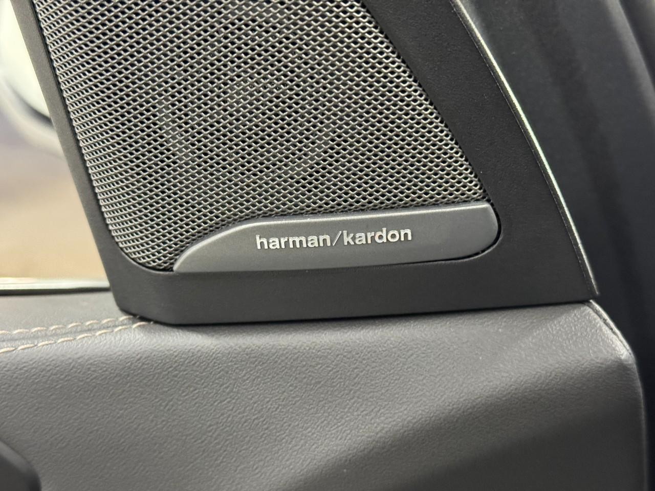 BMW X5 Vehicle Full-screen Gallery Image 23