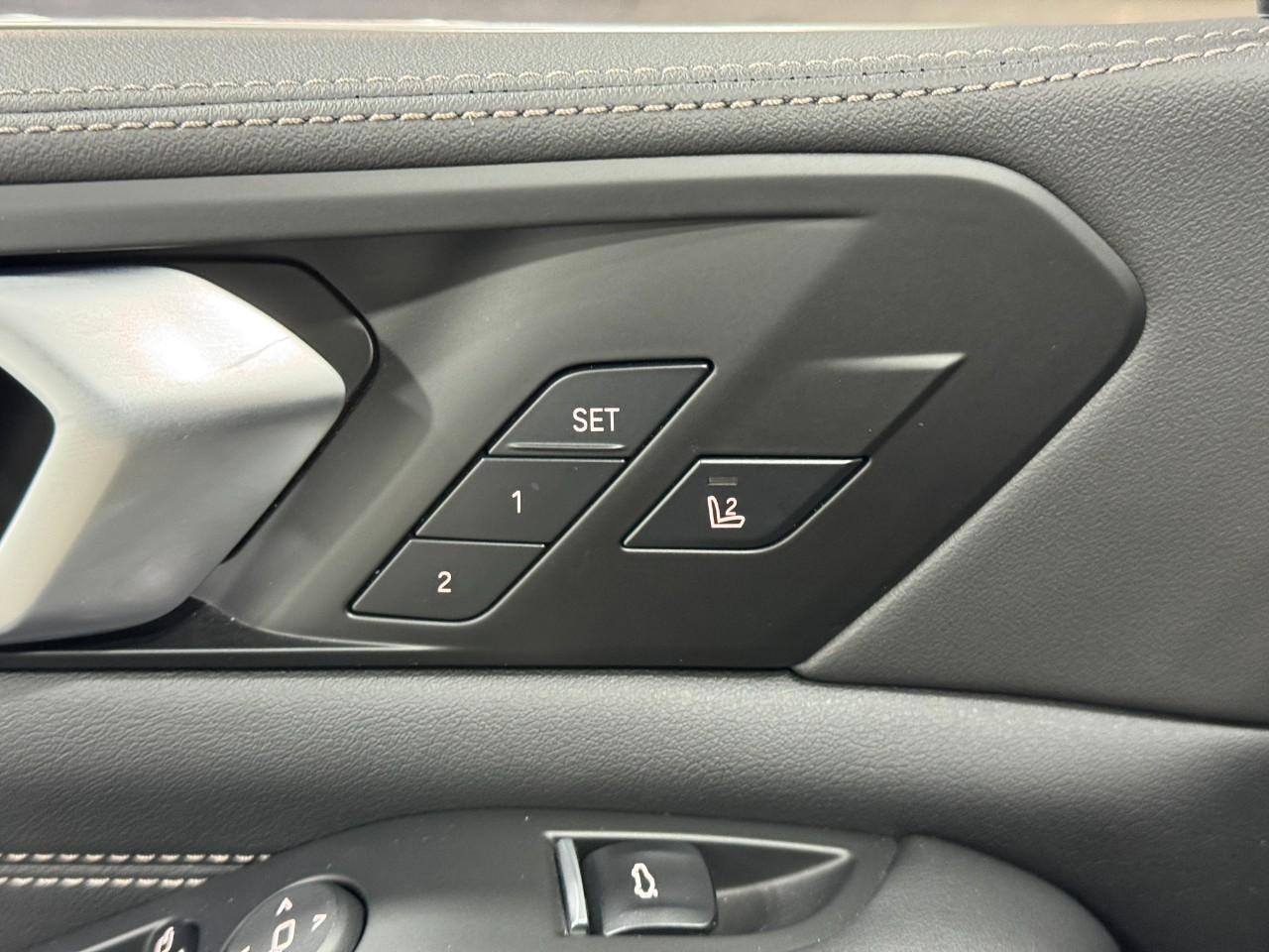 BMW X5 Vehicle Full-screen Gallery Image 24