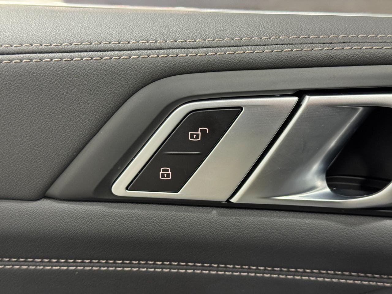 BMW X5 Vehicle Full-screen Gallery Image 25