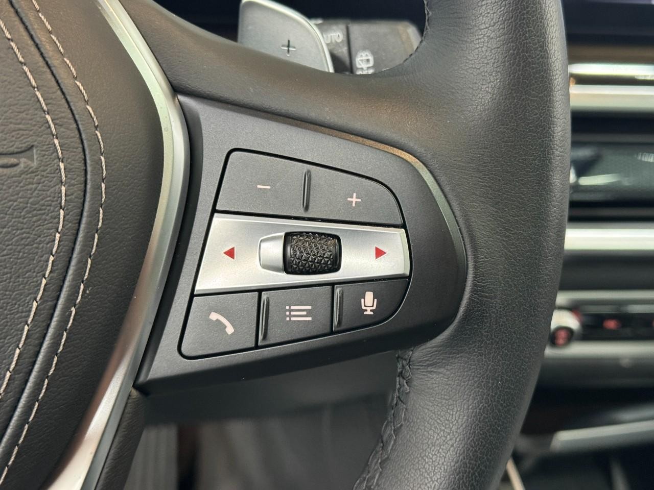 BMW X5 Vehicle Full-screen Gallery Image 32