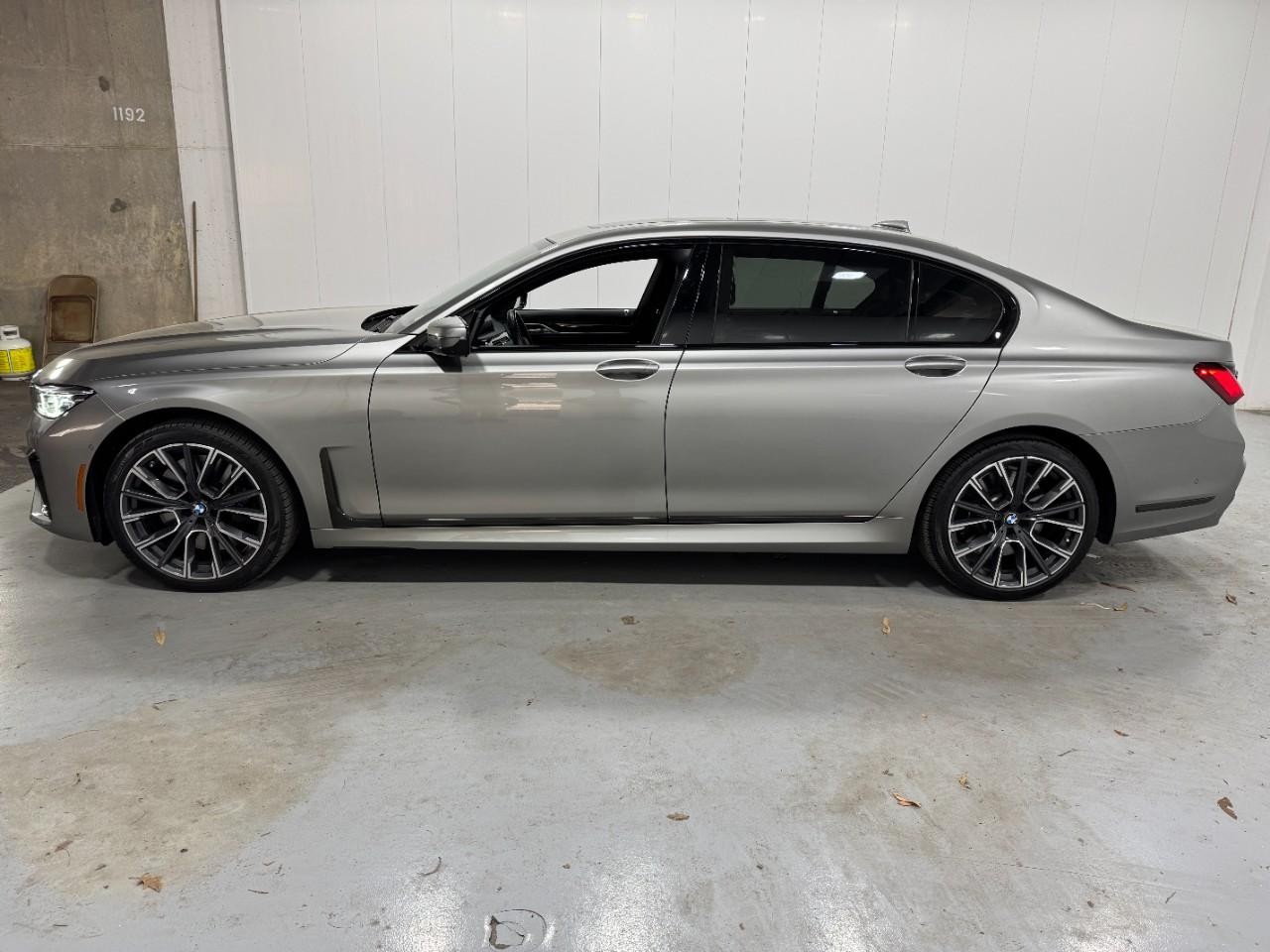 BMW 7 Series Vehicle Full-screen Gallery Image 2