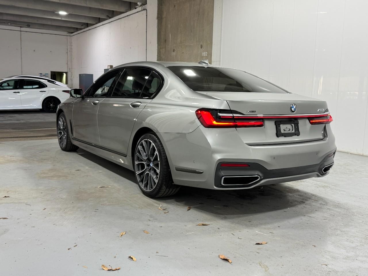 BMW 7 Series Vehicle Full-screen Gallery Image 3