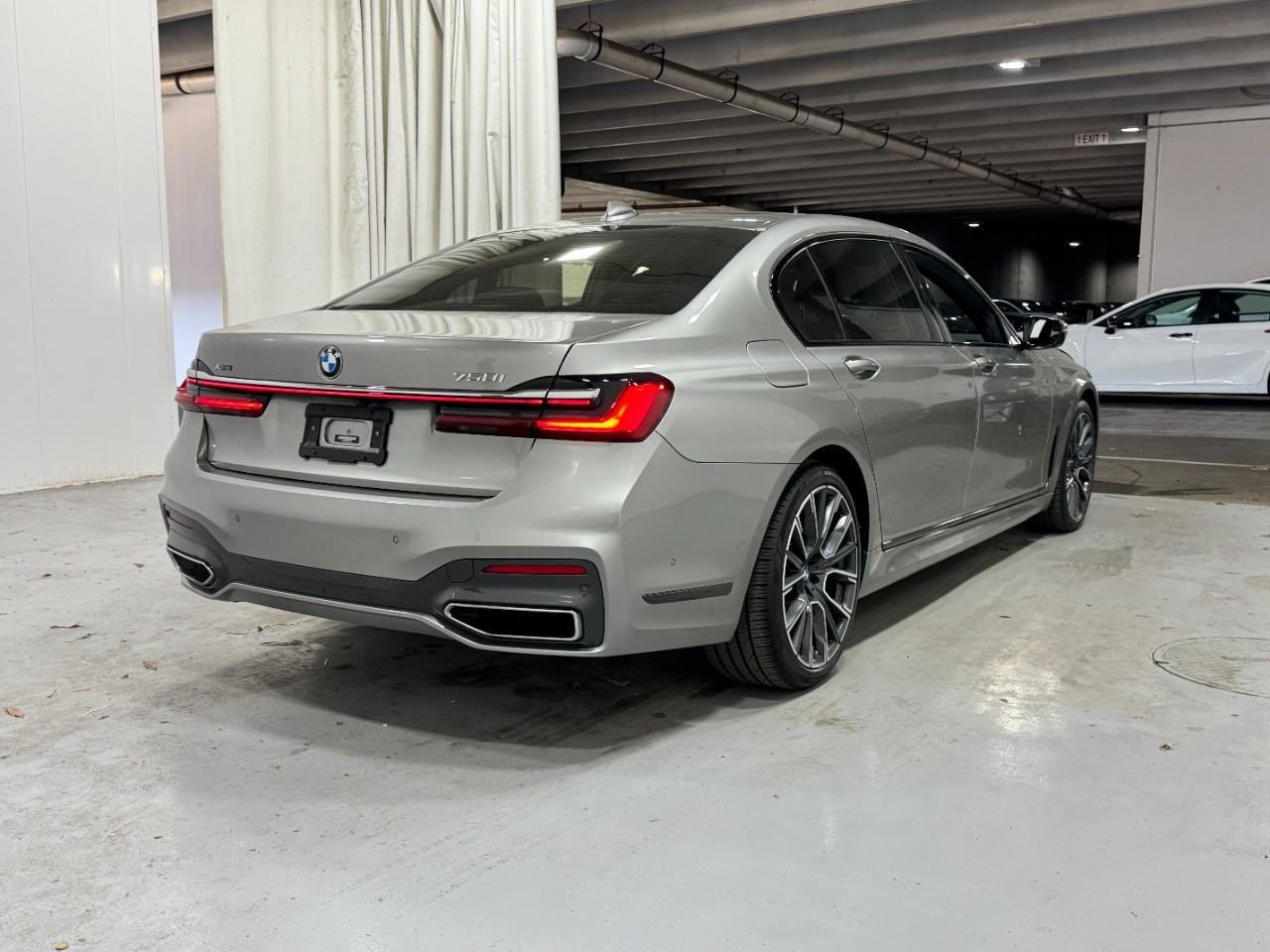 BMW 7 Series Vehicle Full-screen Gallery Image 4