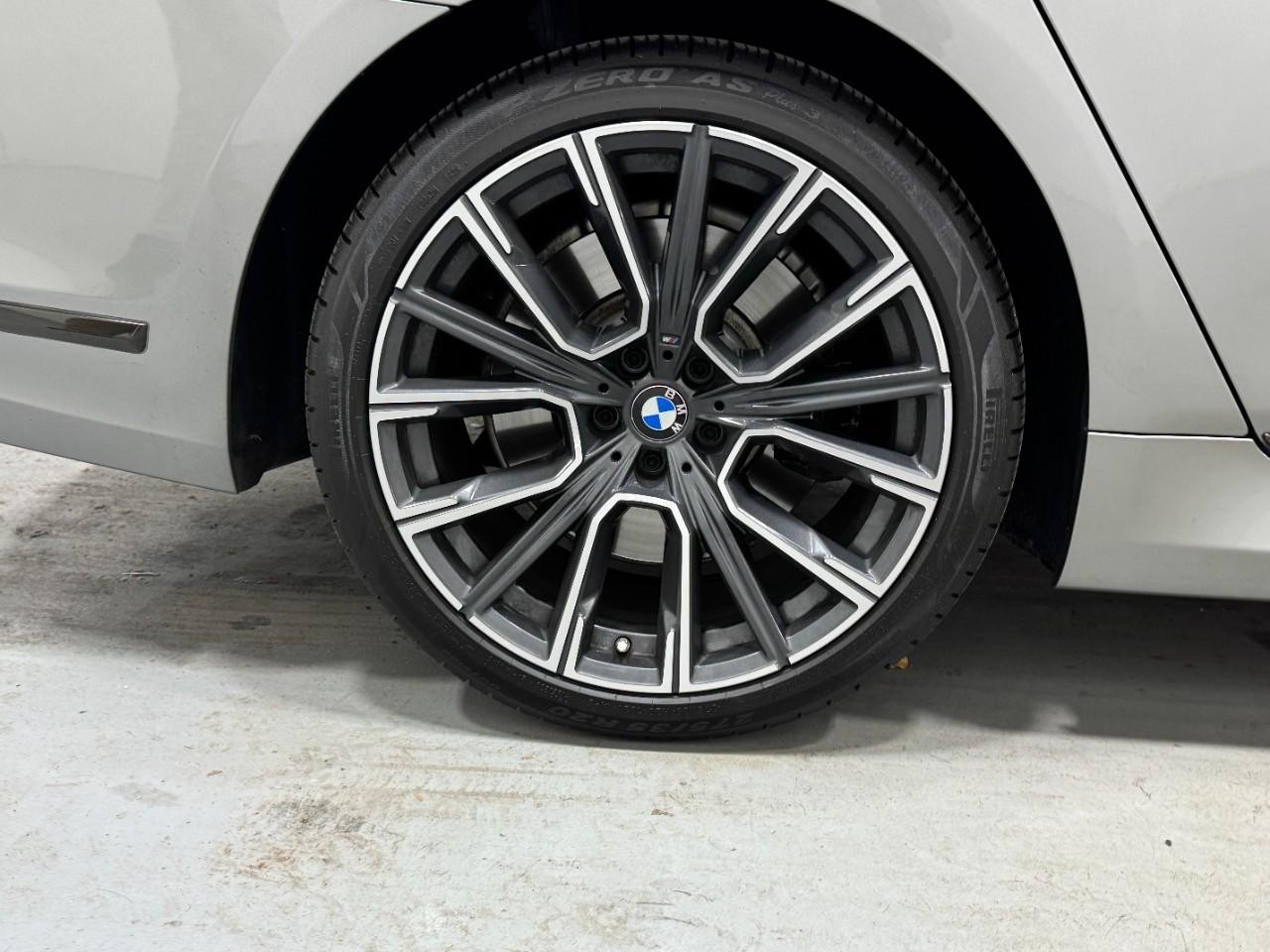 BMW 7 Series Vehicle Full-screen Gallery Image 5