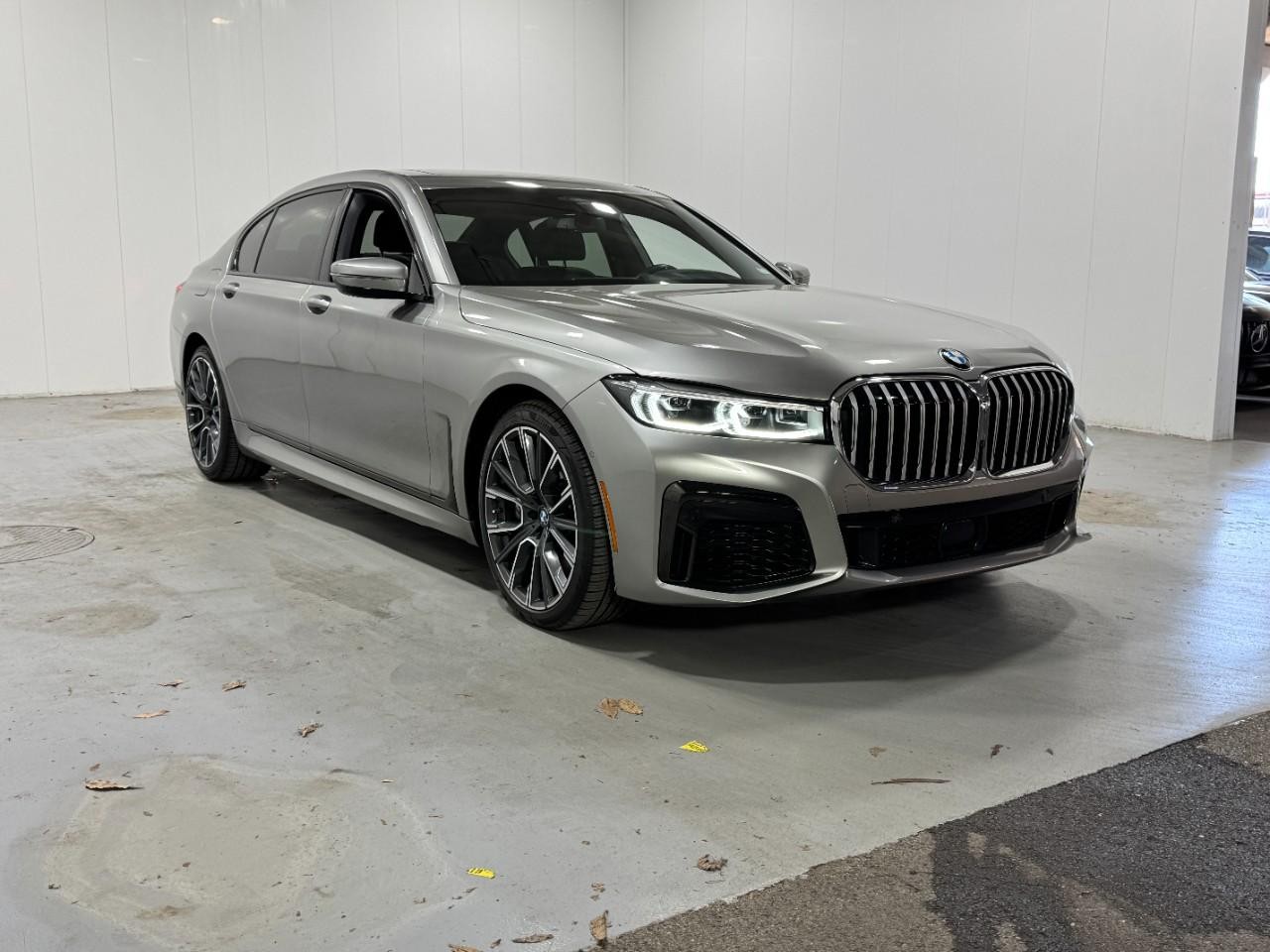 BMW 7 Series Vehicle Full-screen Gallery Image 6