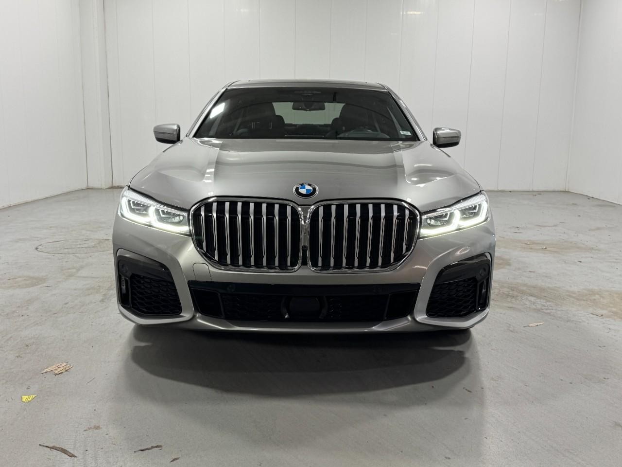 BMW 7 Series Vehicle Full-screen Gallery Image 7