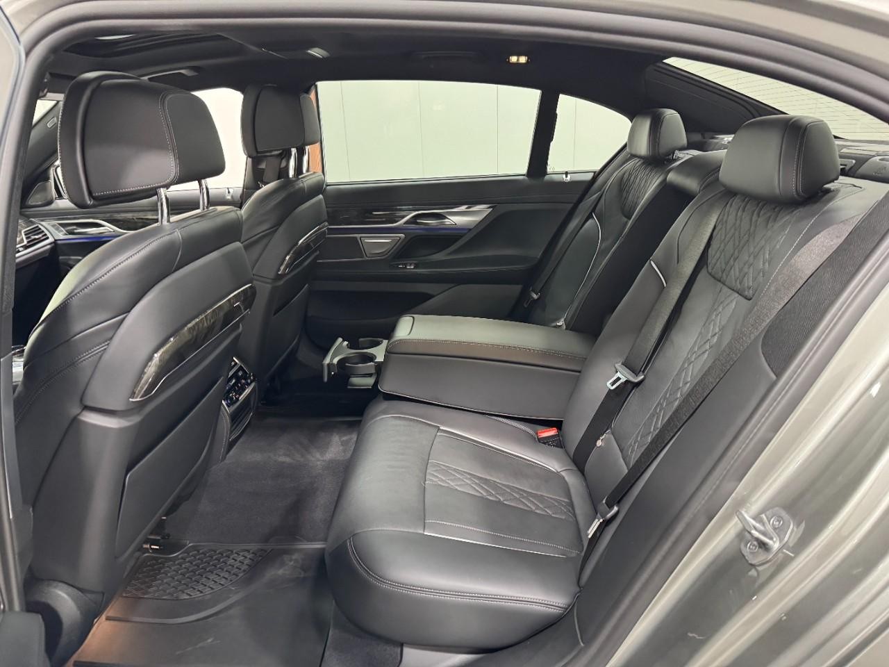 BMW 7 Series Vehicle Full-screen Gallery Image 8