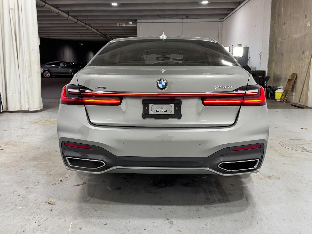 BMW 7 Series Vehicle Full-screen Gallery Image 9