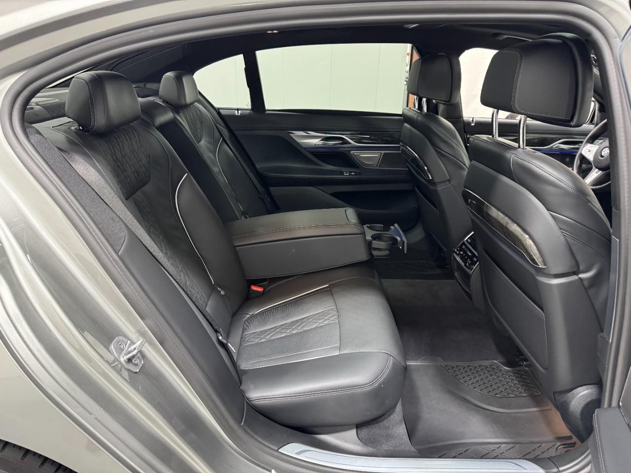 BMW 7 Series Vehicle Full-screen Gallery Image 10