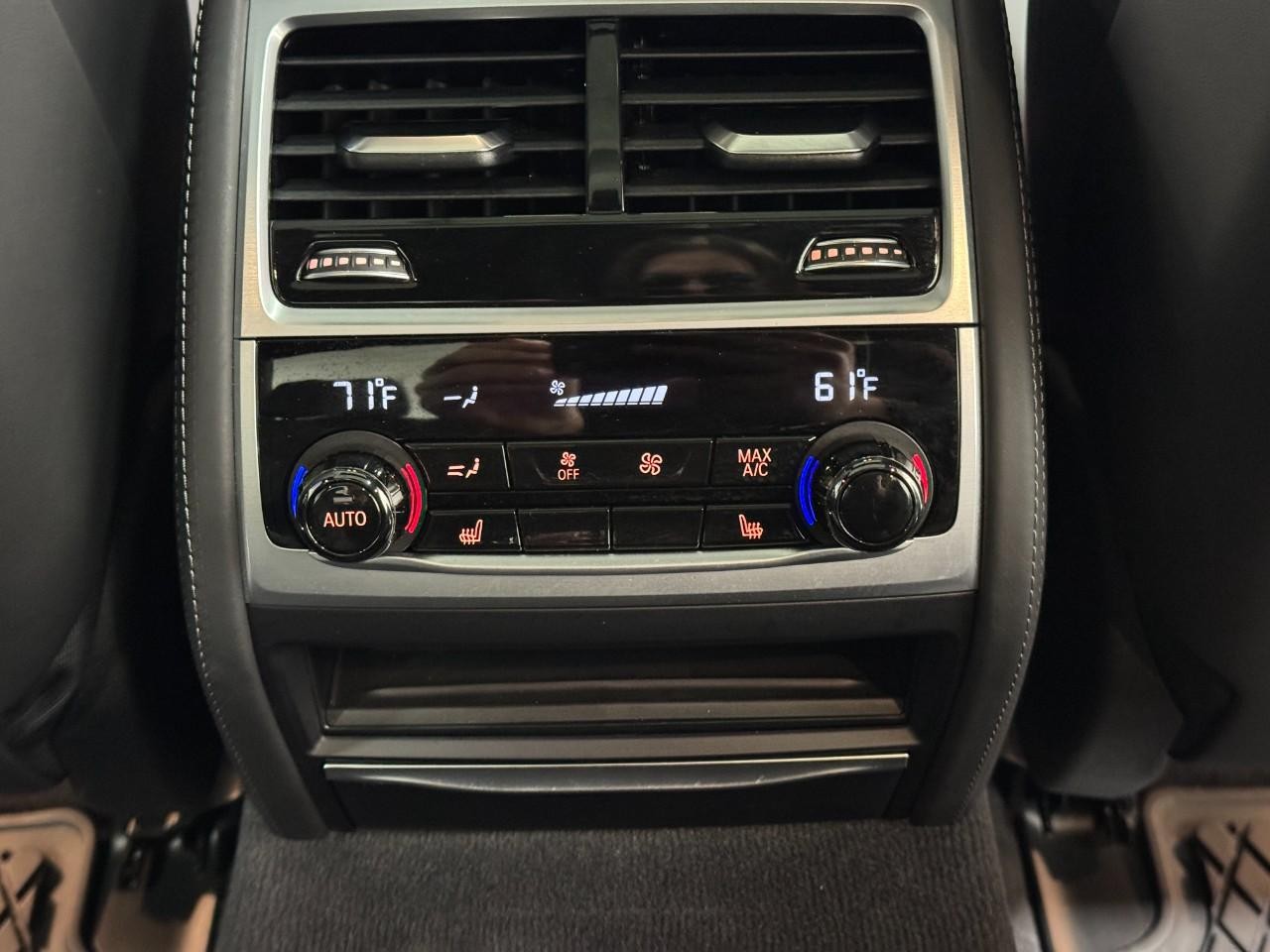 BMW 7 Series Vehicle Full-screen Gallery Image 11