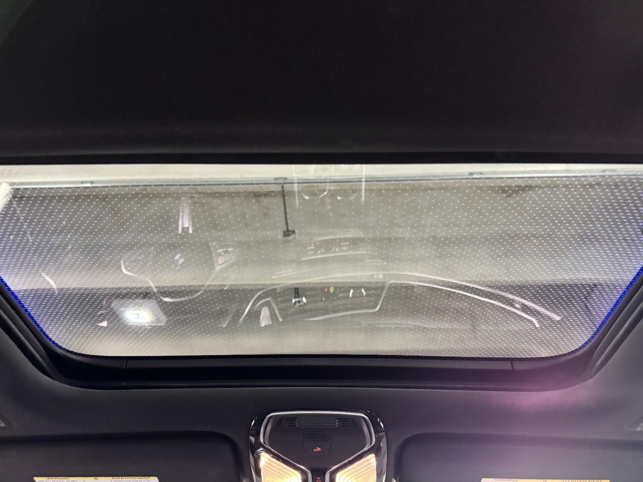 BMW 7 Series Vehicle Full-screen Gallery Image 12