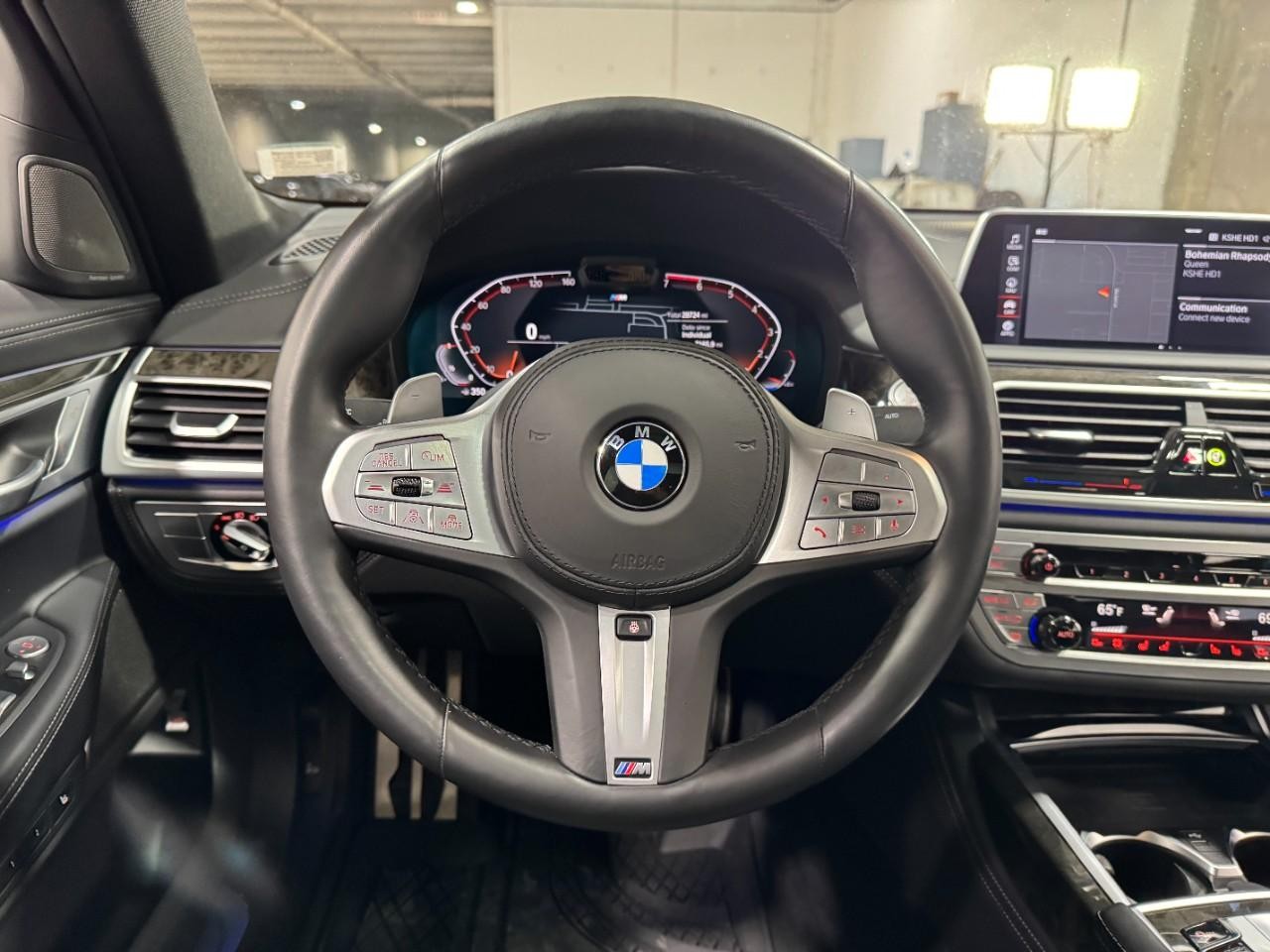 BMW 7 Series Vehicle Full-screen Gallery Image 14