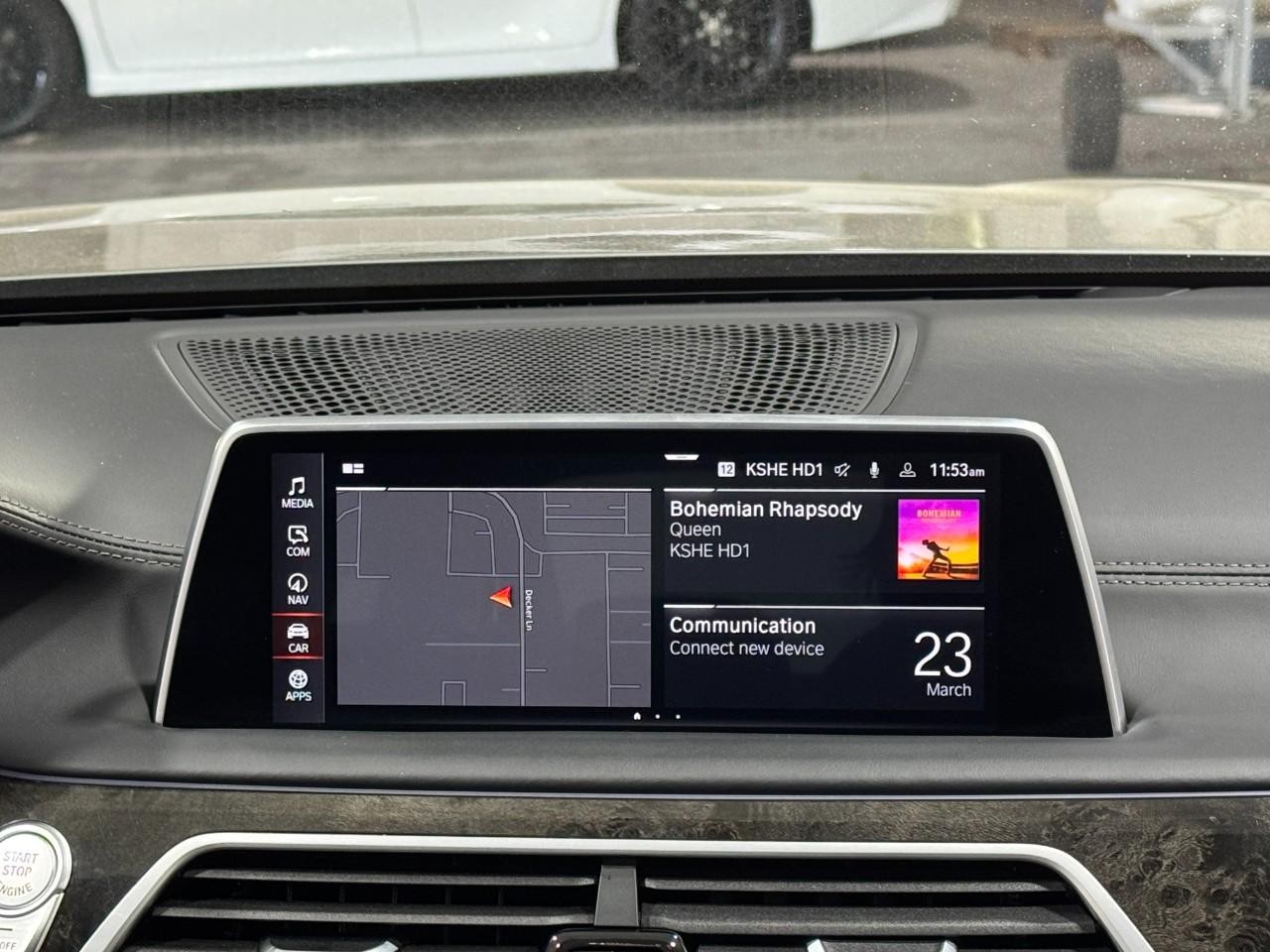 BMW 7 Series Vehicle Full-screen Gallery Image 15