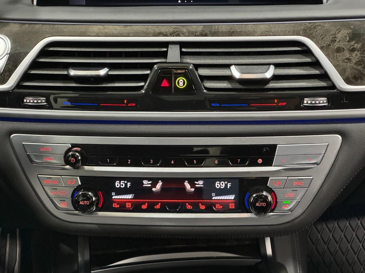 BMW 7 Series Vehicle Full-screen Gallery Image 16