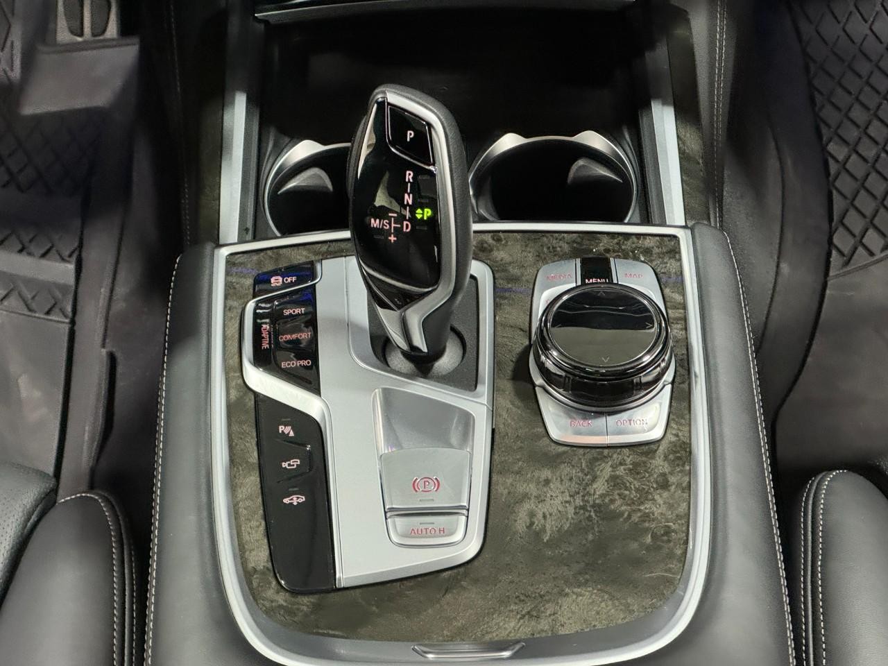 BMW 7 Series Vehicle Full-screen Gallery Image 17