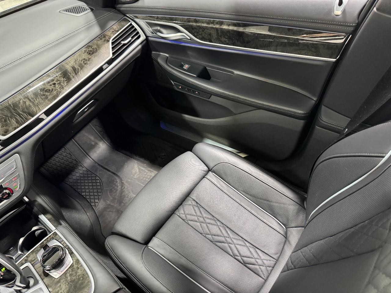 BMW 7 Series Vehicle Full-screen Gallery Image 18
