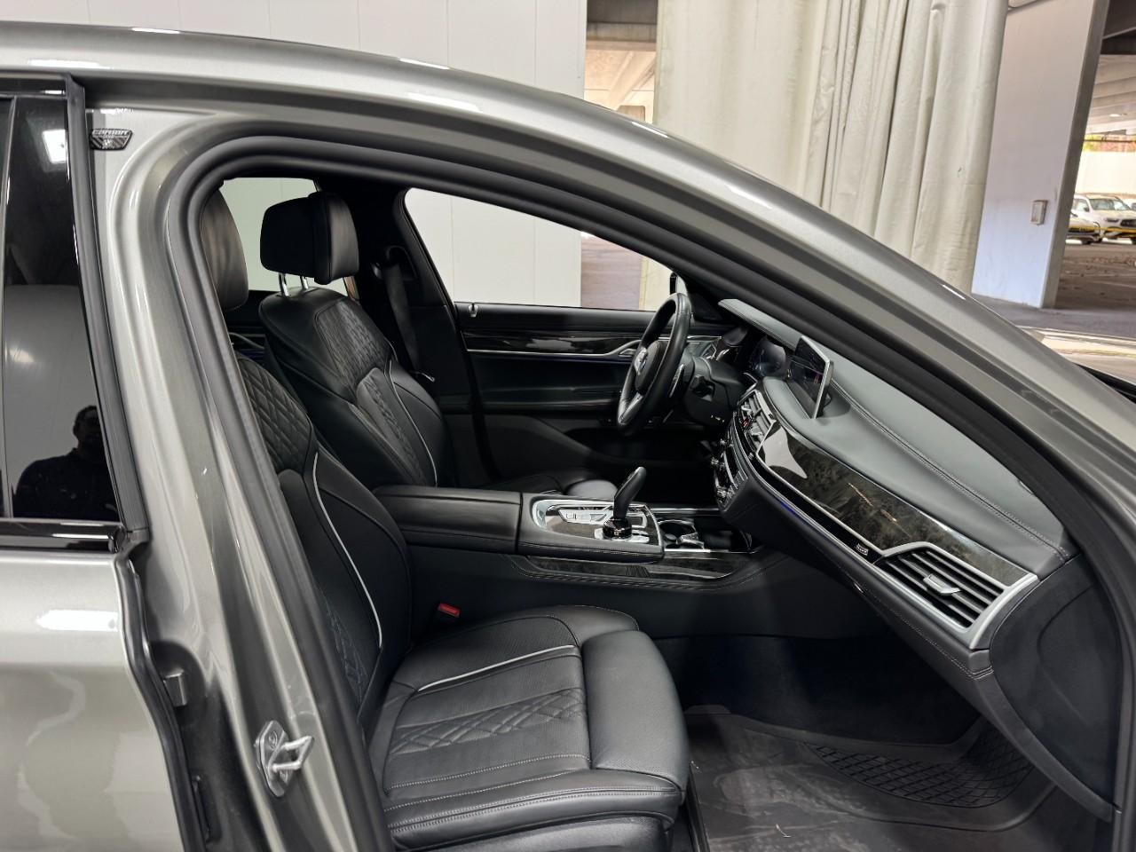 BMW 7 Series Vehicle Full-screen Gallery Image 19