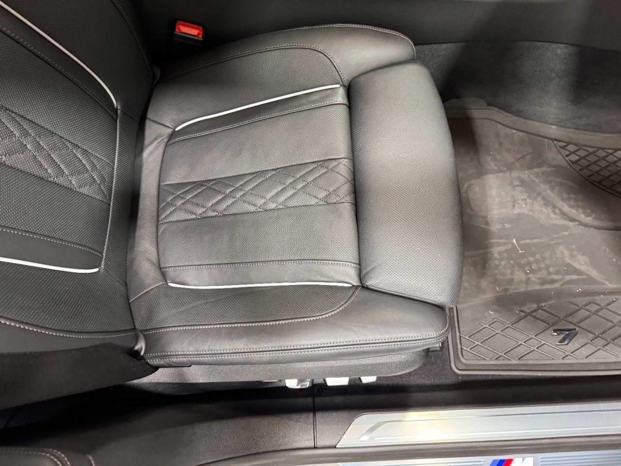 BMW 7 Series Vehicle Full-screen Gallery Image 20