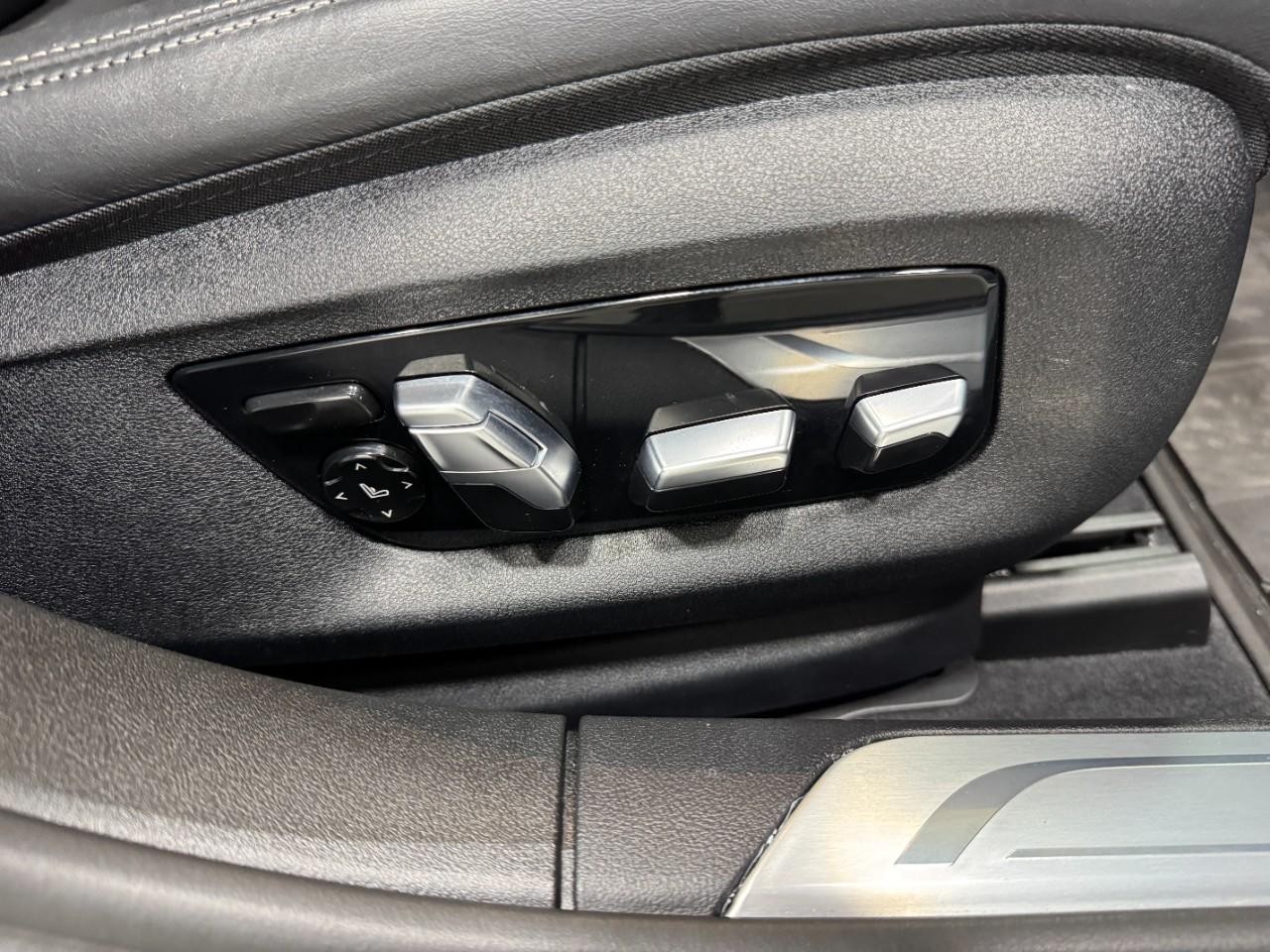 BMW 7 Series Vehicle Full-screen Gallery Image 21