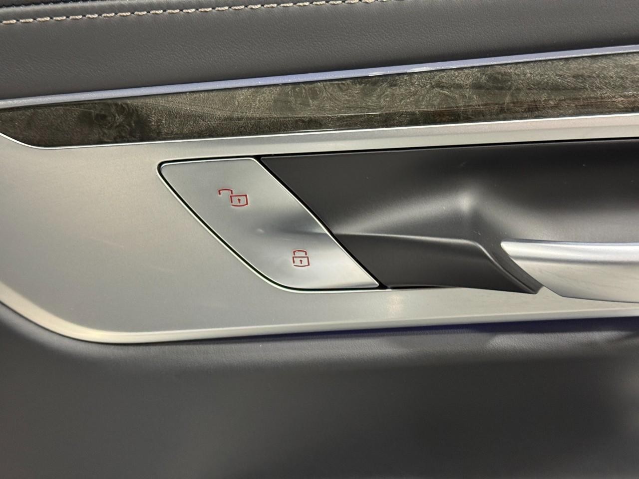 BMW 7 Series Vehicle Full-screen Gallery Image 22