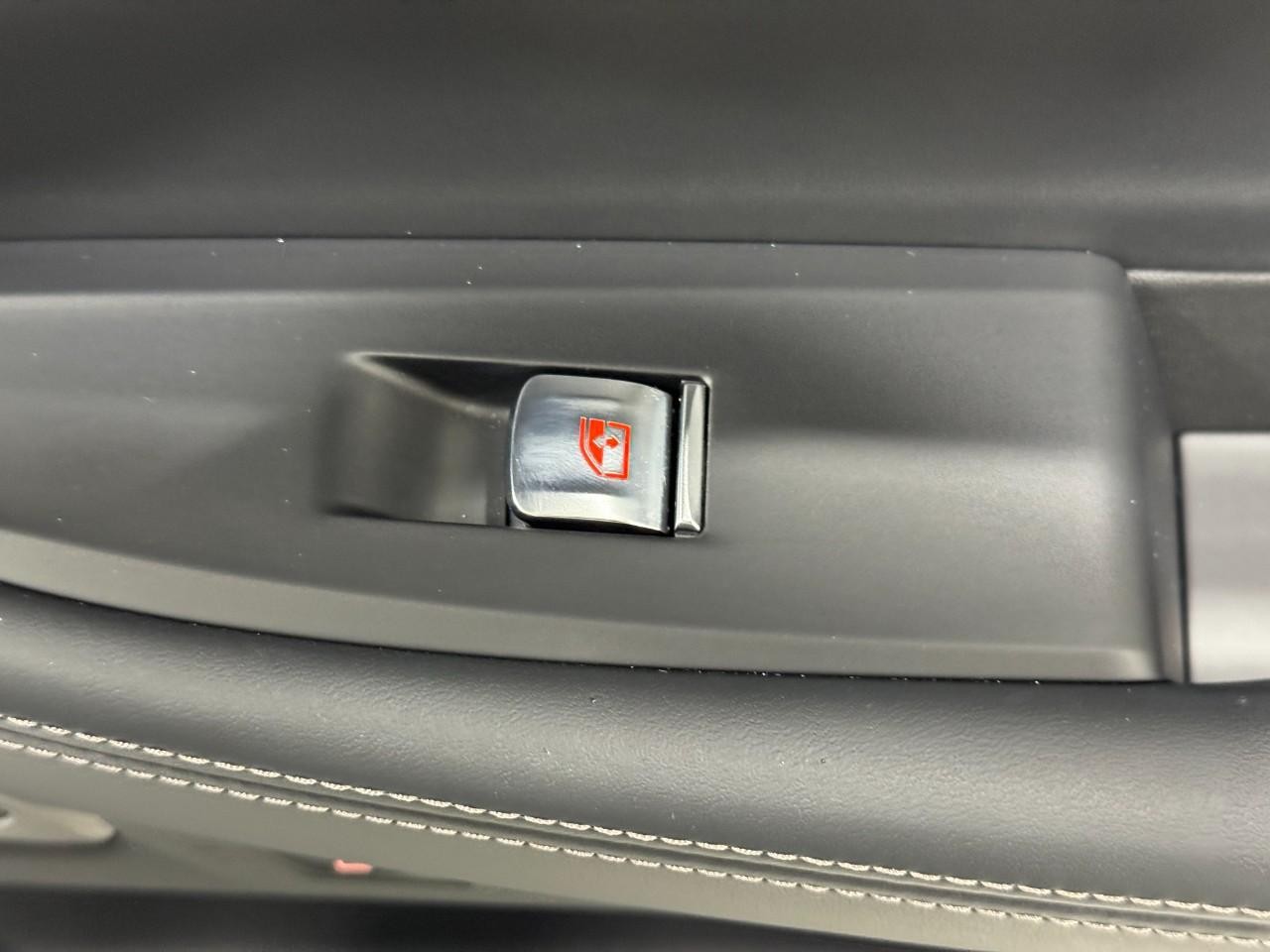 BMW 7 Series Vehicle Full-screen Gallery Image 23