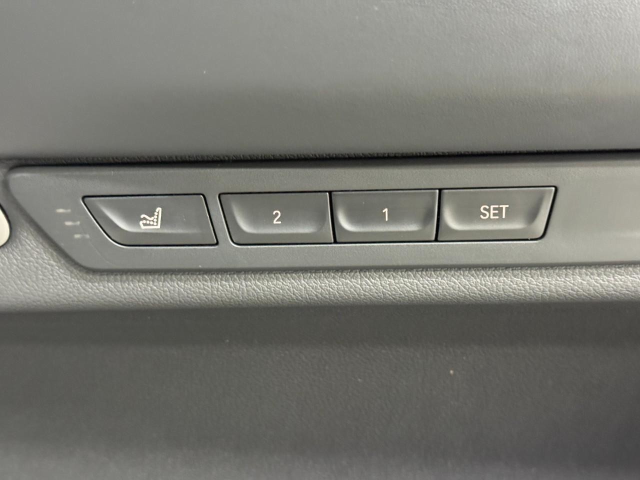 BMW 7 Series Vehicle Full-screen Gallery Image 24