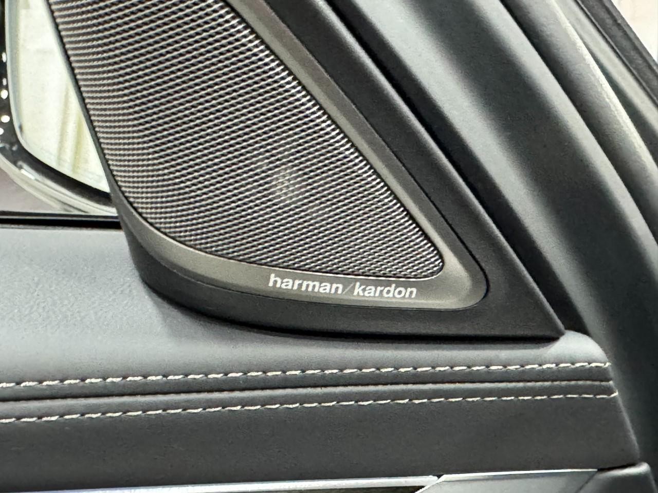 BMW 7 Series Vehicle Full-screen Gallery Image 25