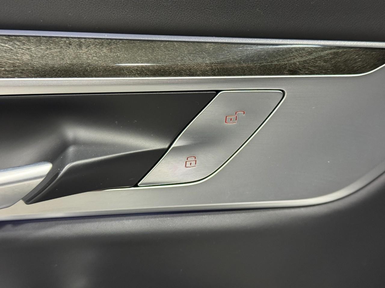 BMW 7 Series Vehicle Full-screen Gallery Image 26