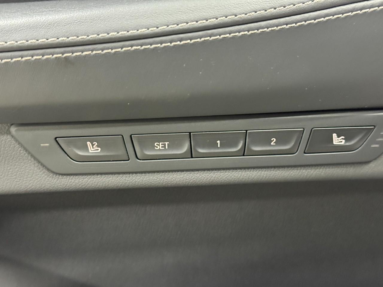 BMW 7 Series Vehicle Full-screen Gallery Image 28