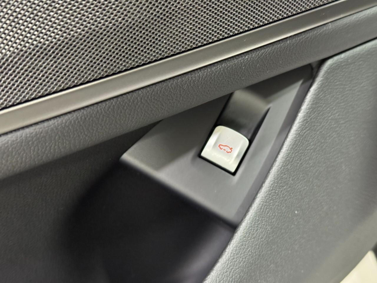 BMW 7 Series Vehicle Full-screen Gallery Image 29