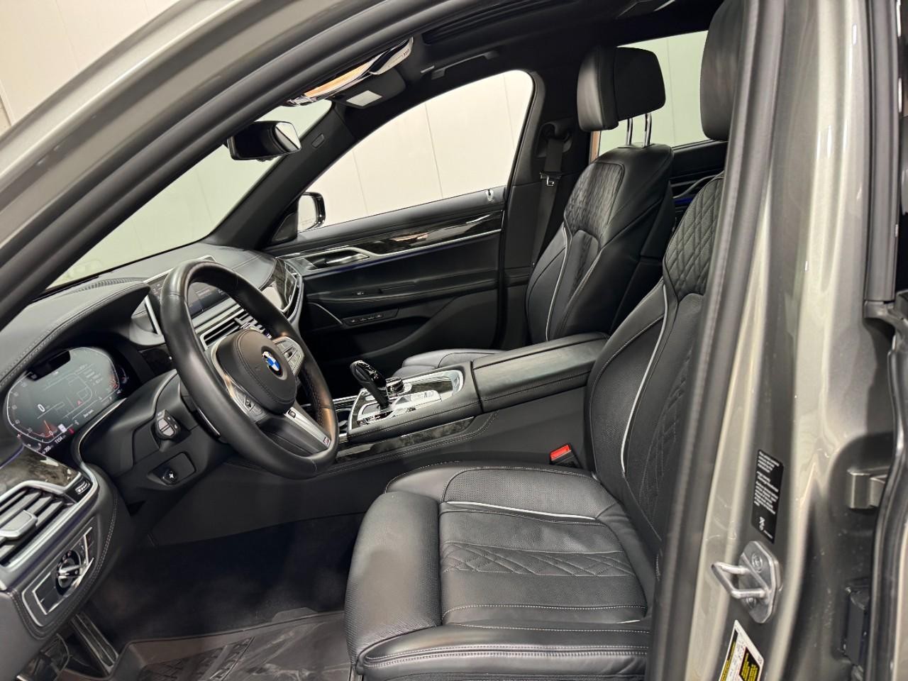 BMW 7 Series Vehicle Full-screen Gallery Image 30