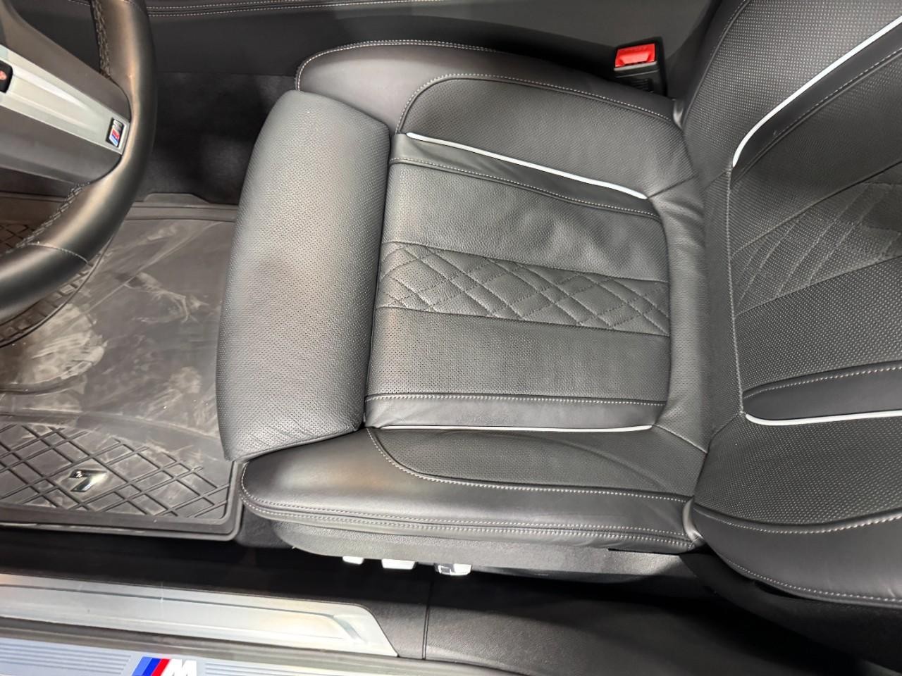 BMW 7 Series Vehicle Full-screen Gallery Image 31