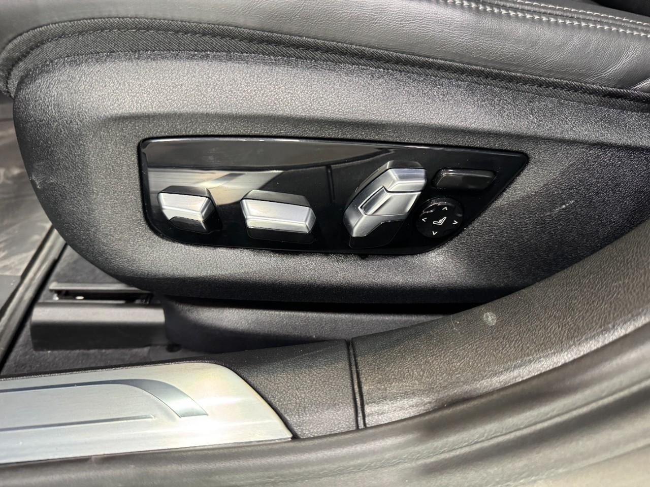 BMW 7 Series Vehicle Full-screen Gallery Image 32