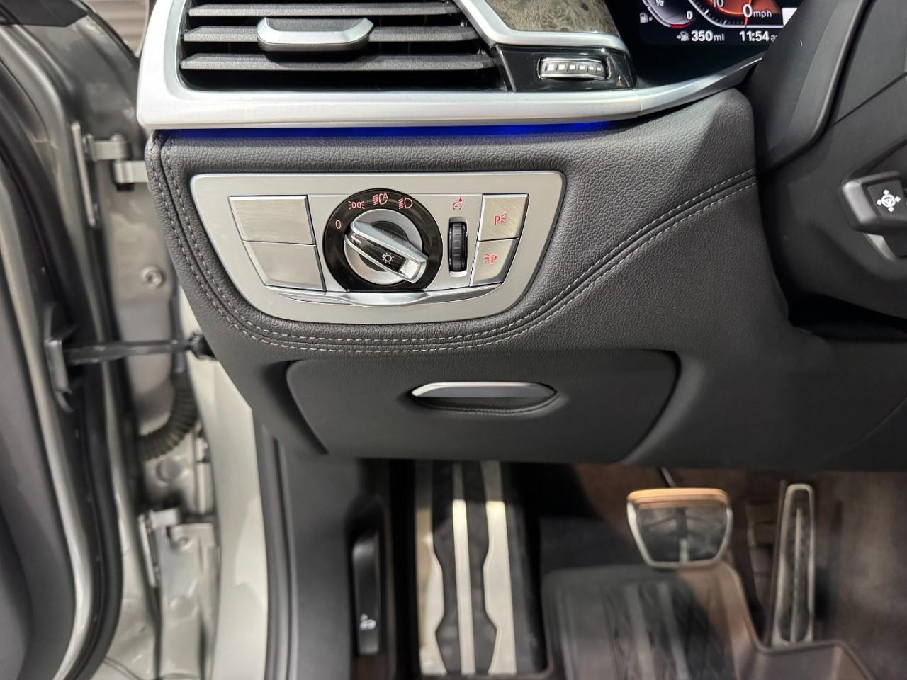 BMW 7 Series Vehicle Full-screen Gallery Image 33