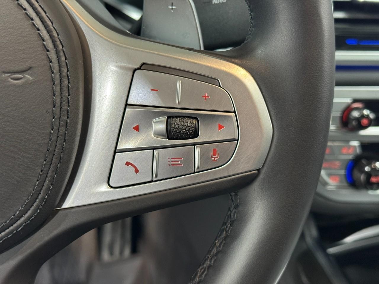 BMW 7 Series Vehicle Full-screen Gallery Image 35