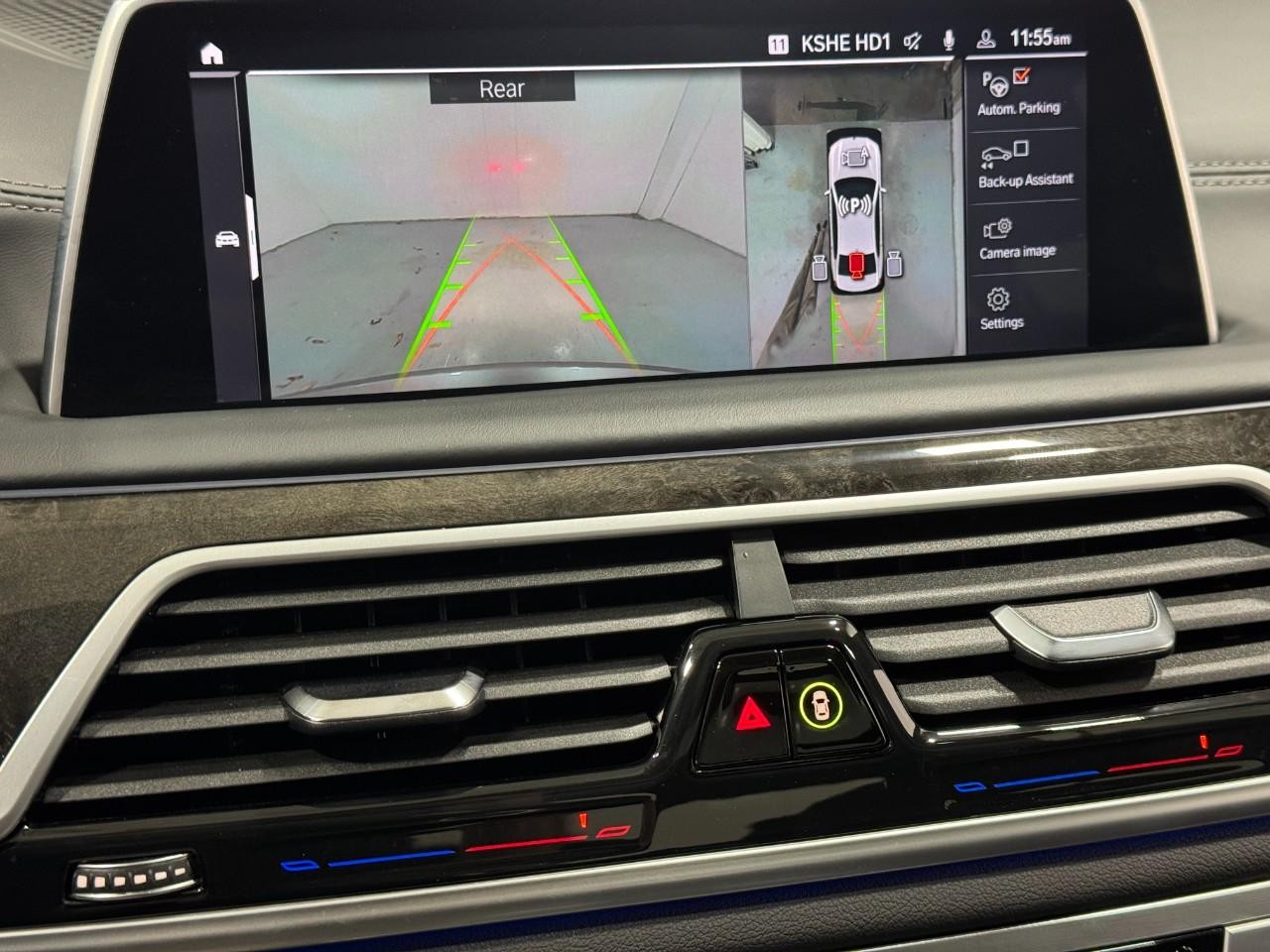 BMW 7 Series Vehicle Full-screen Gallery Image 38