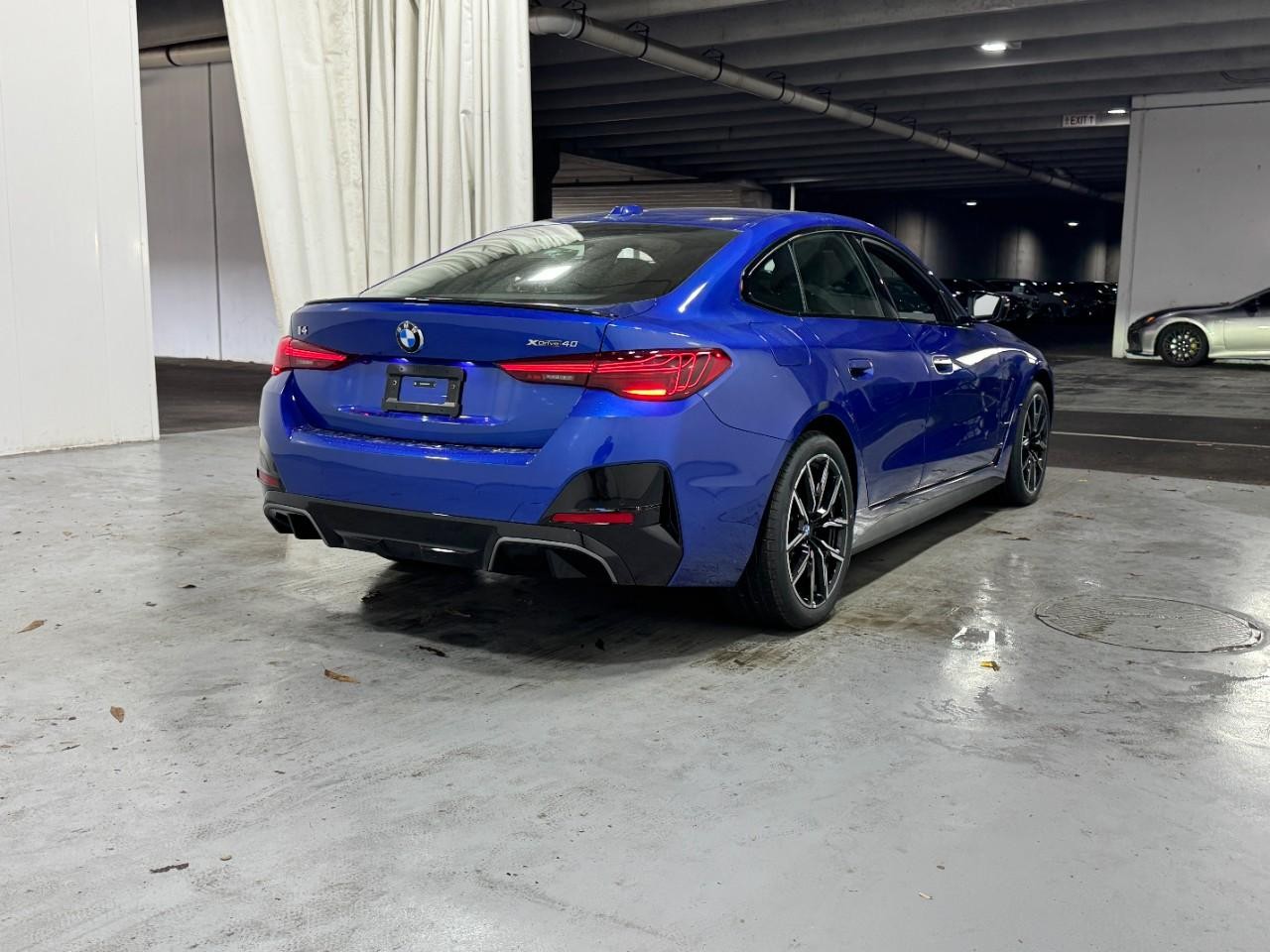 BMW i4 Vehicle Full-screen Gallery Image 4